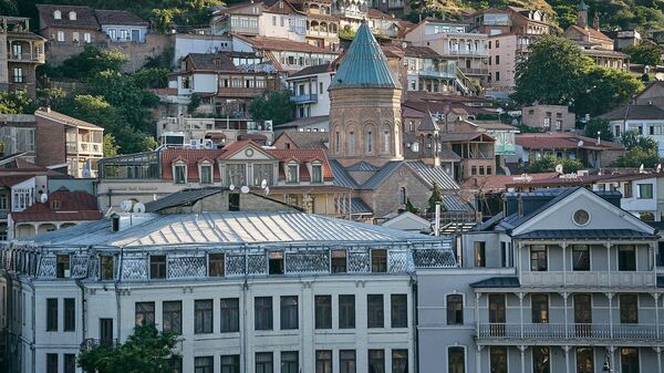 Калаубани и армянская церковь Сурб Геворг. Вид на город Тбилиси в солнечный день - Sputnik Грузия
