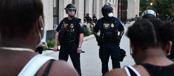 Протестующие и полиция на улице Вашингтона - Sputnik Грузия