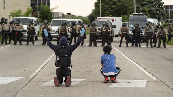 Протестующие и полицейские в Миннеаполисе - Sputnik Грузия