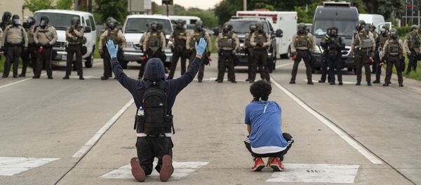 Протестующие и полицейские в Миннеаполисе - Sputnik Грузия