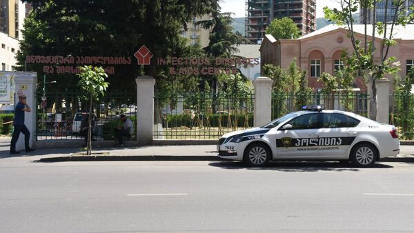 Машина патрульной полиции у здания тбилисской инфекционной больницы - Sputnik Грузия