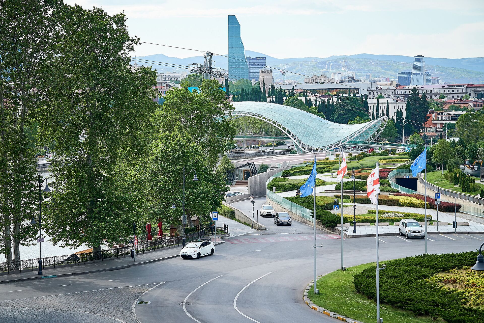 Вид на город Тбилиси. Площадь Европы и парк Рике. Мост Мира - Sputnik Грузия, 1920, 14.09.2023