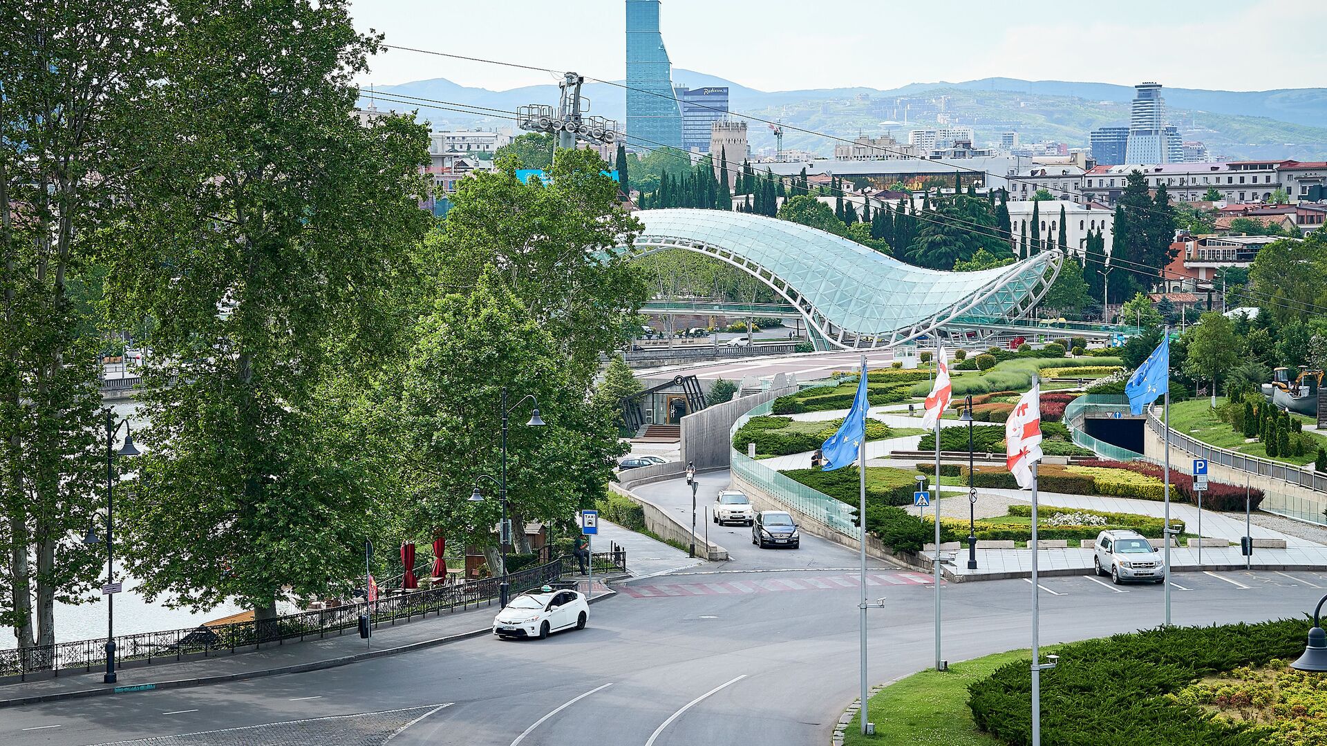 Вид на город Тбилиси. Площадь Европы и парк Рике. Мост Мира - Sputnik Грузия, 1920, 23.09.2022