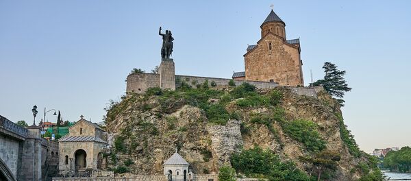 Вид на город Тбилиси. Метехская церковь и памятник Вахтангу Горгасали. Набережная реки Кура - Sputnik Грузия