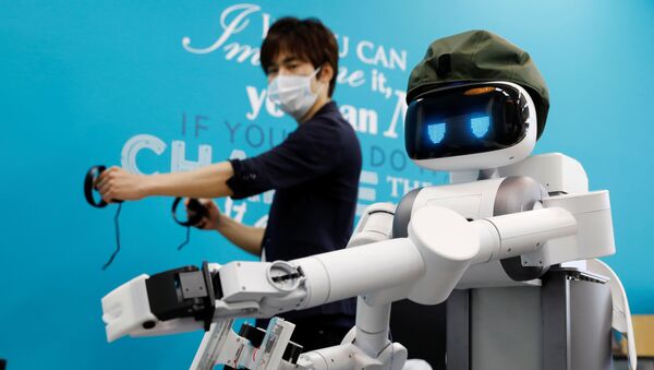 Генеральный директор Mira Robotics Кен Мацуи управляет роботом-аватаром Уго во время демонстрации в лаборатории компании в Кавасаки, Япония - Sputnik Грузия