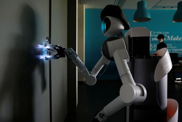 К тому же новый вариант робота дополнен ультрафиолетовым источником, который обеззараживает дверные ручки  в помещениях - Sputnik Грузия