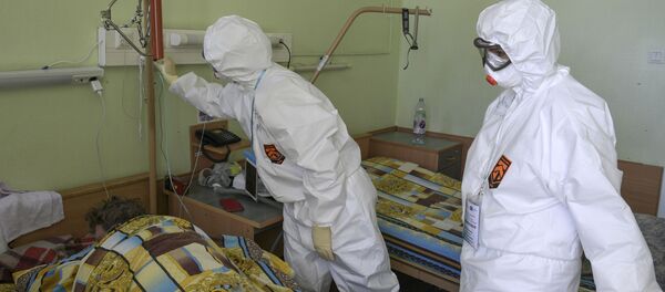 მედიკოსები სინჯავენ პაციენტს მედიკოსები სინჯავენ პაციენტს - Sputnik საქართველო