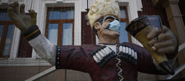 Скульптура в защитной маске у входа в ресторан ДжонДжоли - Sputnik Грузия