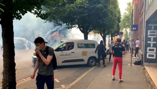 Французская полиция слезоточивым газом разогнала протестующих против расизма - Sputnik Грузия