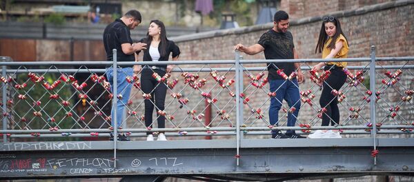 Группа молодежи гуляет по ущелью Легвтахеви. Внутренний туризм - Sputnik Грузия