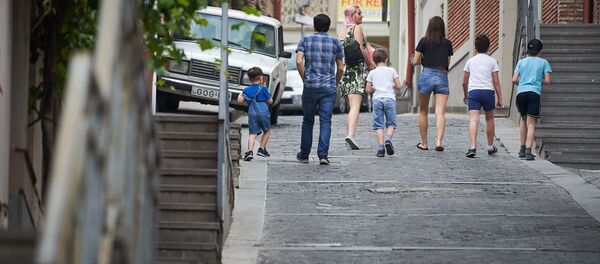 Многодетная семья гуляет по городу с детьми Многодетная семья гуляет по городу с детьми - Sputnik Грузия
