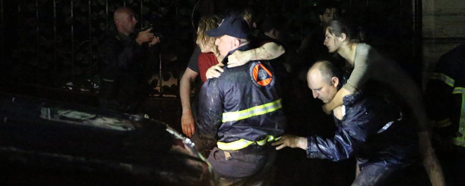 Спасатели выводят людей. Наводнение в столице Грузии с 13 на 14 июня 2015 года, архивное фото - Sputnik Грузия, 1920, 13.06.2021