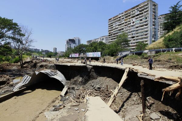 Вода затопила трассу Ваке-Сабуртало, разрушила мосты и дорожное покрытие.  - Sputnik Грузия