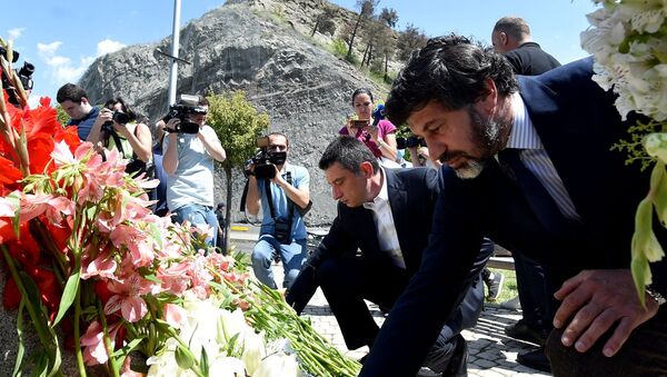 Мэр столицы Каха Каладзе и Премьер-министр Грузии Георгий Гахария в Тбилиси чтят память погибших в наводнении в 2015 году - Sputnik Грузия