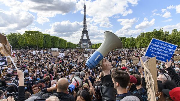 Протесты против произвола полиции в Париже - Sputnik Грузия