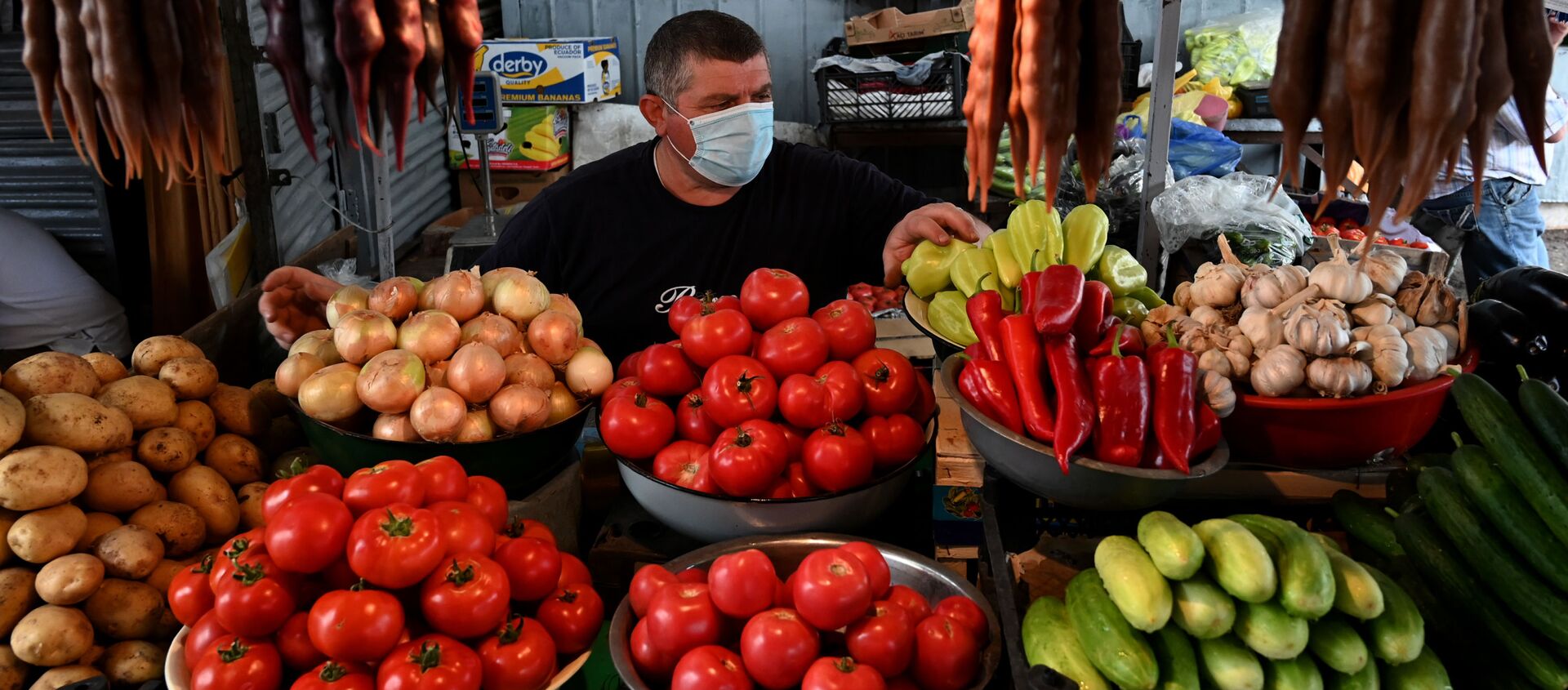 Торговцы и покупатели в медицинских масках на одном из продуктово-овощных рынков - Sputnik Грузия, 1920, 03.07.2021