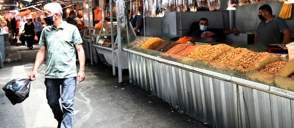 ბაზრის მოვაჭრეები და მყიდველები პირბადეებით ბაზარში ბაზრის მოვაჭრეები და მყიდველები პირბადეებით ბაზარში - Sputnik საქართველო