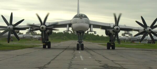 Как истребители ВВС США сопровождали российские ТУ-95МС в Тихом океане - видео - Sputnik Грузия