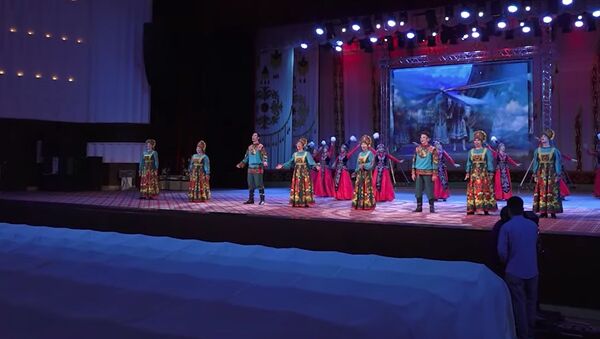 Онлайн-концерт при пустом зале: как в Бишкеке отметили День России - видео - Sputnik Грузия