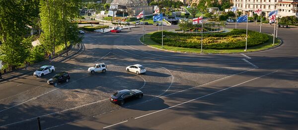 Площадь Европы в центре Тбилиси в солнечный день. В центре - флаги ЕС и Грузии - Sputnik Грузия