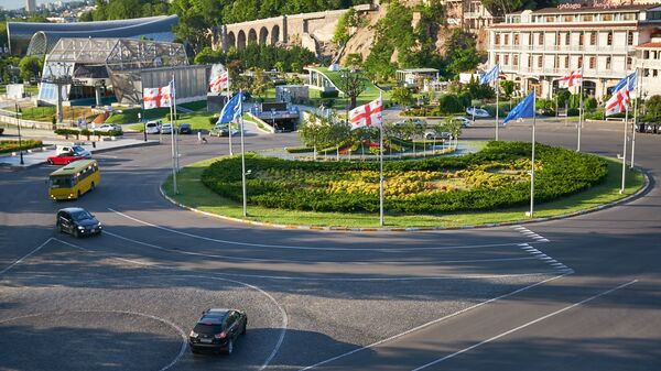 Площадь Европы в центре Тбилиси в солнечный день. В центре - флаги ЕС и Грузии - Sputnik Грузия