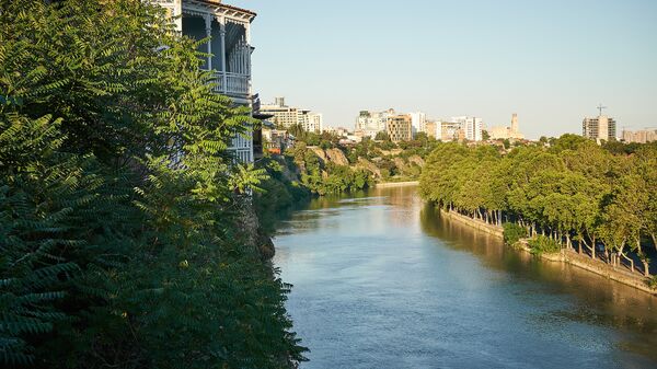 Старый Тбилиси - районы Авлабари и Исани. Вид на набережную реки Кура в солнечный день - Sputnik Грузия