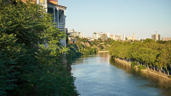 Старый Тбилиси - районы Авлабари и Исани. Вид на набережную реки Кура в солнечный день - Sputnik Грузия