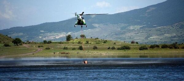 Вертолет участвует в тушении пожара в Абастуманском лесу Вертолет участвует в тушении пожара в Абастуманском лесу - Sputnik Грузия