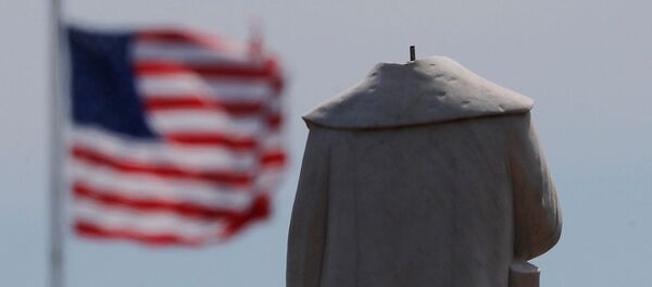 Протестующие обезглавили монумент первооткрывателя Америки Христофора Колумба в Бостоне - Sputnik Грузия