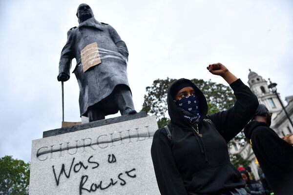 В США и других странах, охваченных протестами против расизма насилия со стороны полиции, активисты призывают к переоценке истории с точки зрения современной этики - Sputnik Грузия