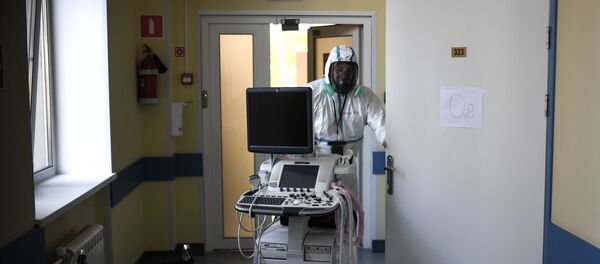 Врач в госпитале для лечения зараженных коронавирусной инфекцией COVID-19 - Sputnik Грузия