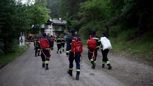 Пожарные-спасатели возвращаются после ликвидации пожара в Абастуманском лесу - Sputnik Грузия
