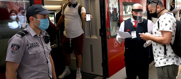 Железнодорожное сообщение на фоне пандемии коронавируса. Проверка пассажиров. Все в медицинских масках - Sputnik Грузия