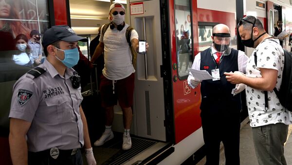 Железнодорожное сообщение на фоне пандемии коронавируса. Проверка пассажиров. Все в медицинских масках - Sputnik Грузия