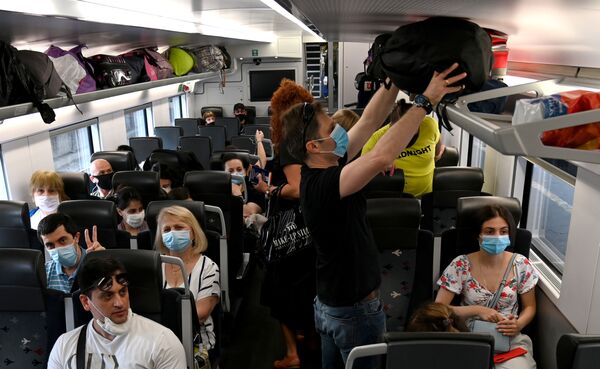 Также все пассажиры весь путь до места назначения должны проделать в масках - Sputnik Грузия