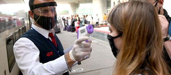 Железнодорожное сообщение на фоне пандемии коронавируса. Проверка пассажиров. Все в медицинских масках - Sputnik Грузия