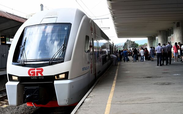 В Грузии с 15 июня возобновились внутренние железнодорожные пассажирские перевозки - Sputnik Грузия