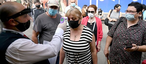 Железнодорожное сообщение на фоне пандемии коронавируса. Проверка пассажиров. Все в медицинских масках - Sputnik Грузия