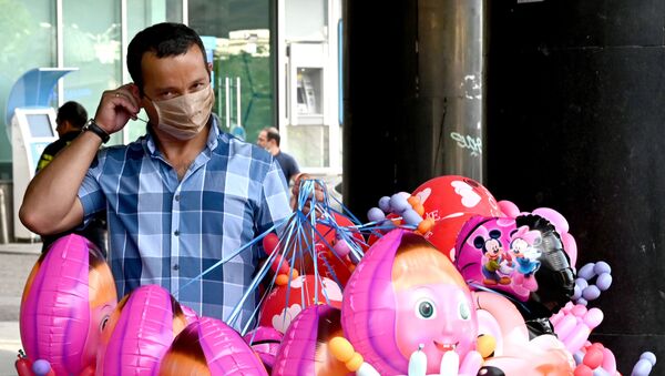 Продавец игрушек в маске на вокзале - Sputnik Грузия
