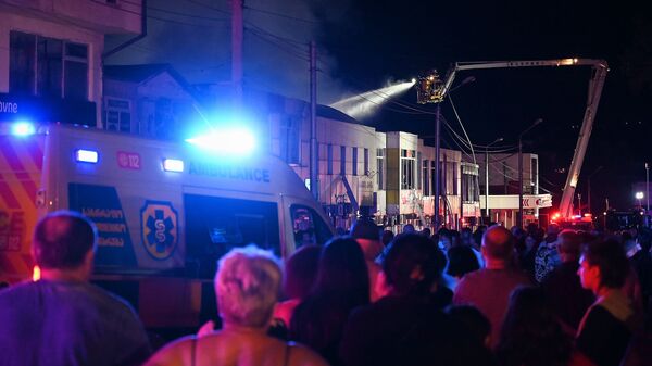 Потом пожарные-спасатели приступили к тушению отдельных очагов огня - Sputnik Грузия