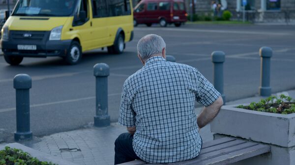 Пенсионер сидит на скамейке  - Sputnik Грузия