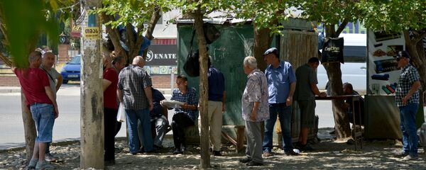 Мужчины обсуждают текущую ситуацию в стране - Sputnik Грузия