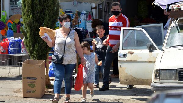 Муж с женой и детьми в защитных масках на рынке в Рустави - Sputnik Грузия