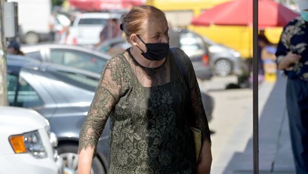 Пенсионерка в маске на рынке в Рустави - Sputnik Грузия