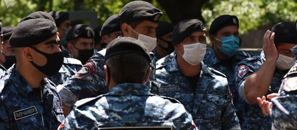 Ситуация у парламента во время обсуждения вопроса лишения Царукяна депутатской неприкосновенности - Sputnik Грузия