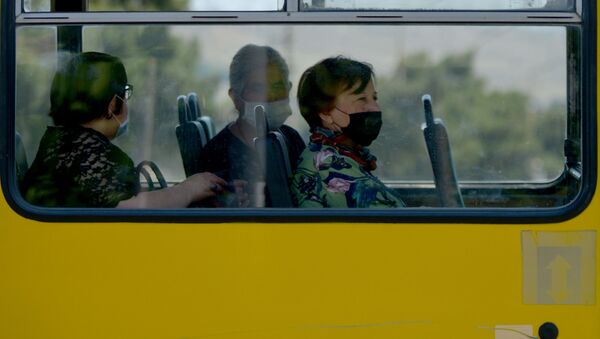 Люди в масках в пассажирском автобусе - Sputnik Грузия