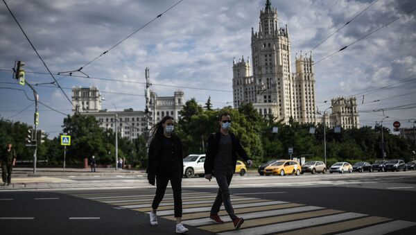 Люди переходят дорогу на площади Яузских ворот в Москве - Sputnik Грузия