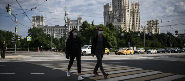 Люди переходят дорогу на площади Яузских ворот в Москве Люди переходят дорогу на площади Яузских ворот в Москве - Sputnik Грузия