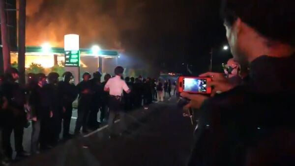 В Атланте новые протесты: полицейские убили афроамериканца при задержании - видео - Sputnik Грузия
