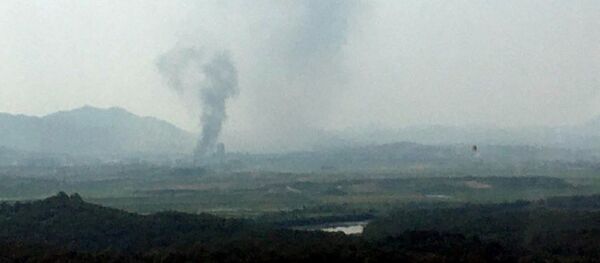 Дым над промышленным комплексом в городе Кэсон, КНДР - Sputnik Грузия